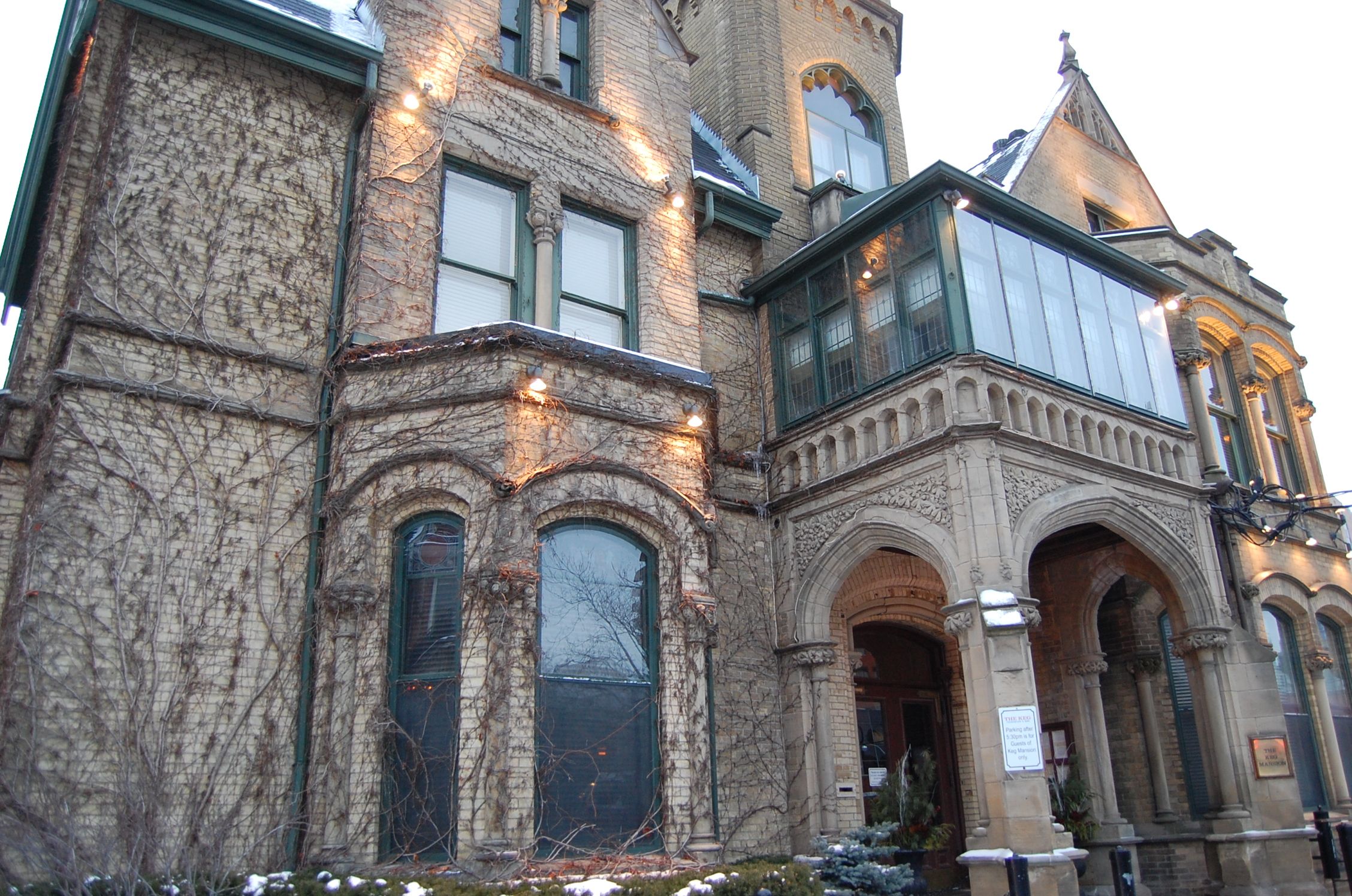 The Keg Mansion (Euclid Hall) at 515 Jarvis Street (Wikimedia, BarberMA, 24 January 2011)